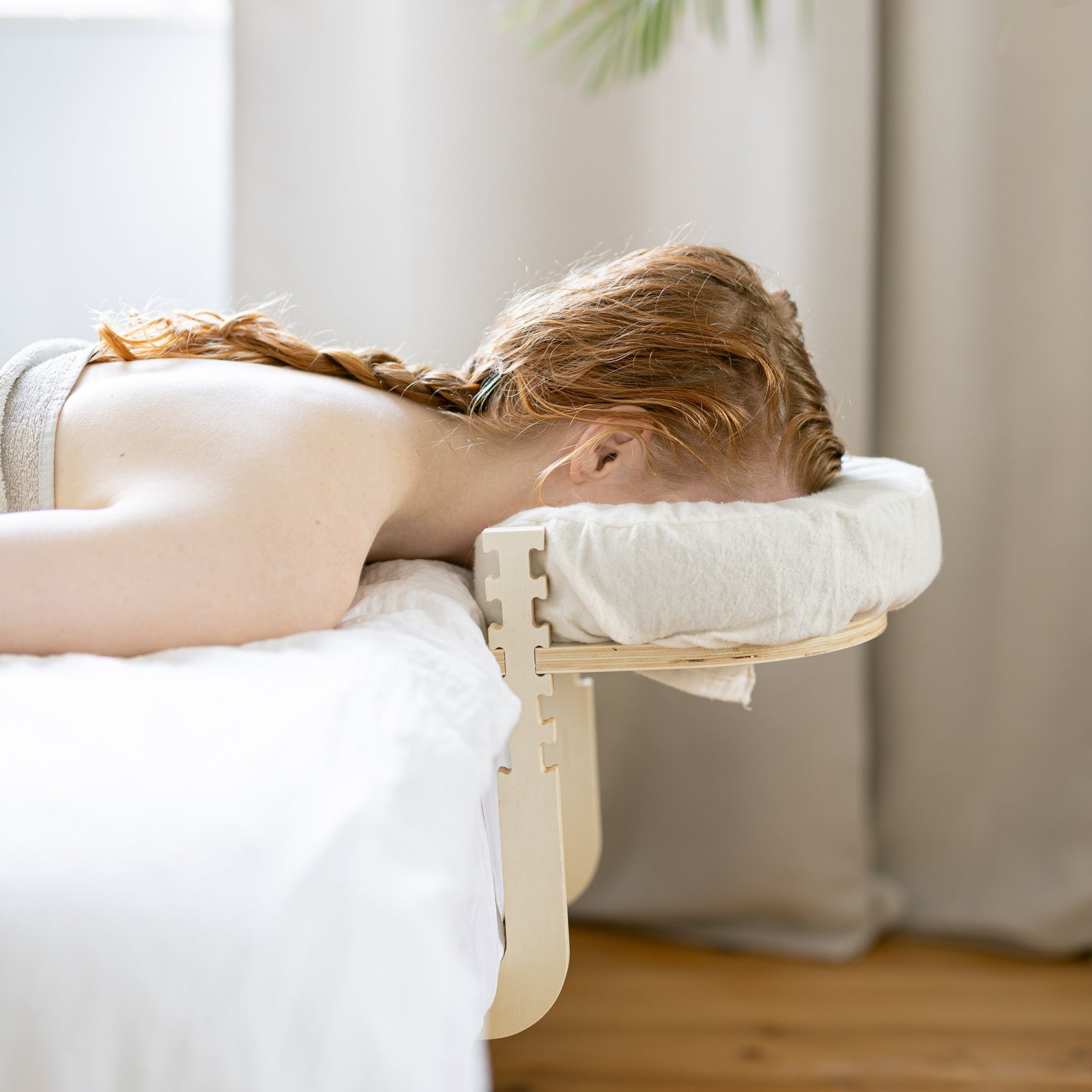 Alguém deitado e descontraído na cama, com a cabeça no apoio Ezspa