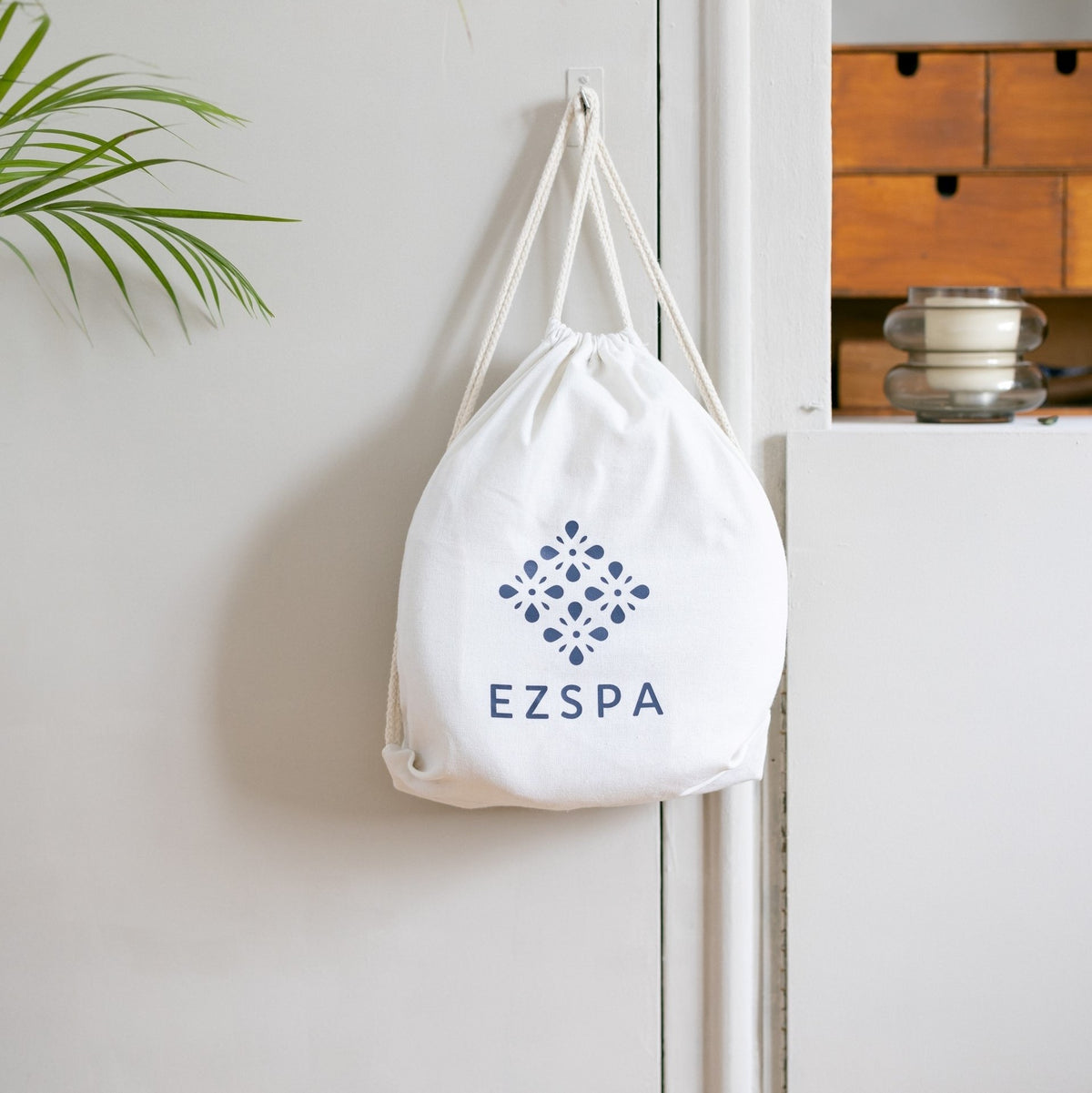 O Conjunto de massagem Ezspa montado sobre uma cama feita