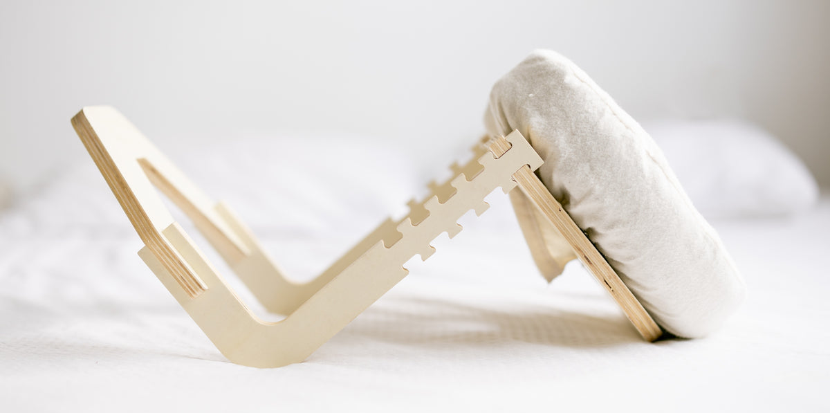 O Conjunto de massagem Ezspa montado numa cama feita