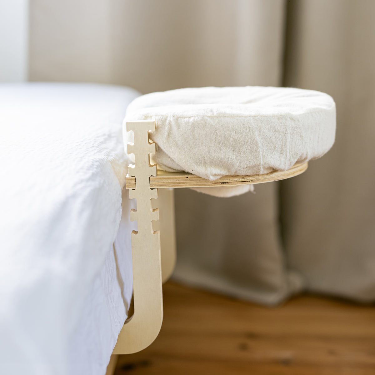 O conjunto de massagem Ezspa montado na borda de uma cama feita