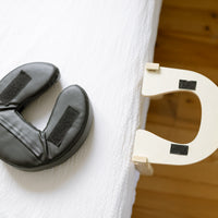 A almofada de cabeça em pele PU vegana com as tiras de velcro e a placa de apoio